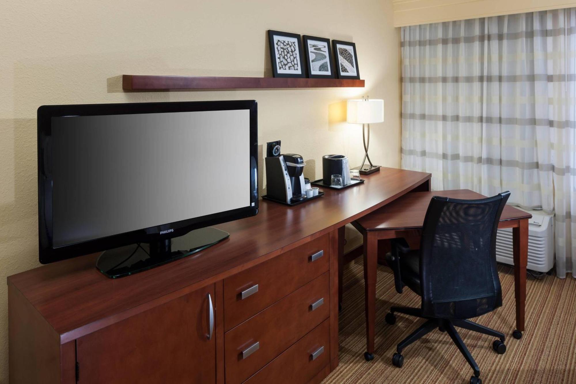 Courtyard By Marriott Jackson Ridgeland Hotel Exterior photo